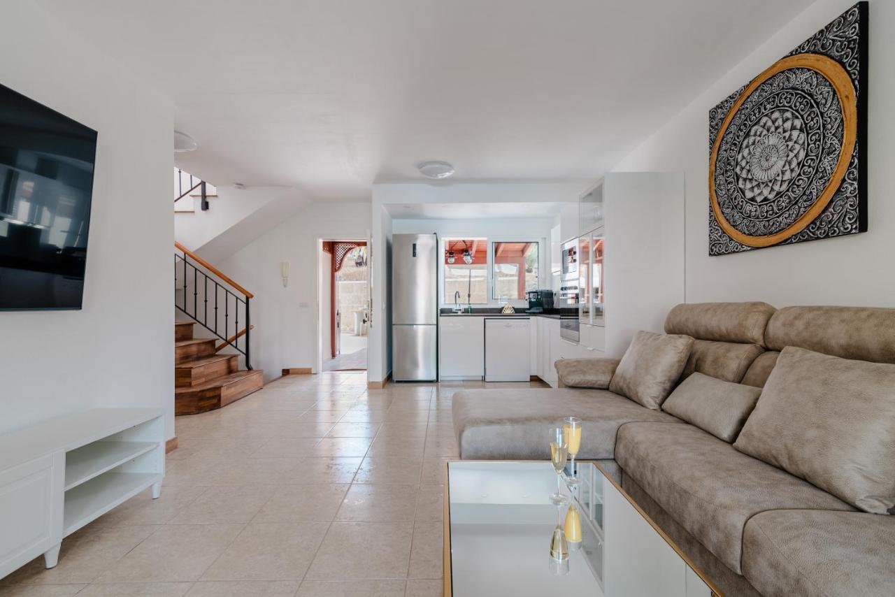 Comfortable 4-Bedroom Villa With Private Gardens Costa Adeje  Eksteriør billede