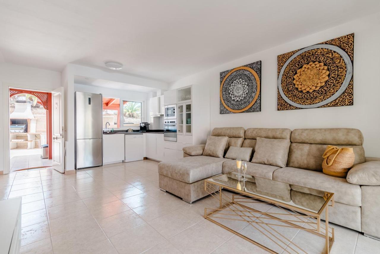 Comfortable 4-Bedroom Villa With Private Gardens Costa Adeje  Eksteriør billede