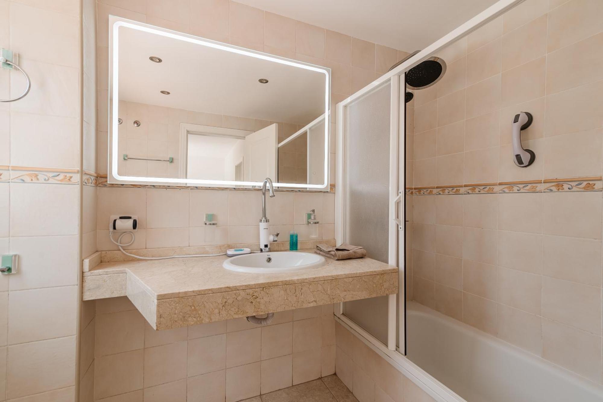 Comfortable 4-Bedroom Villa With Private Gardens Costa Adeje  Eksteriør billede