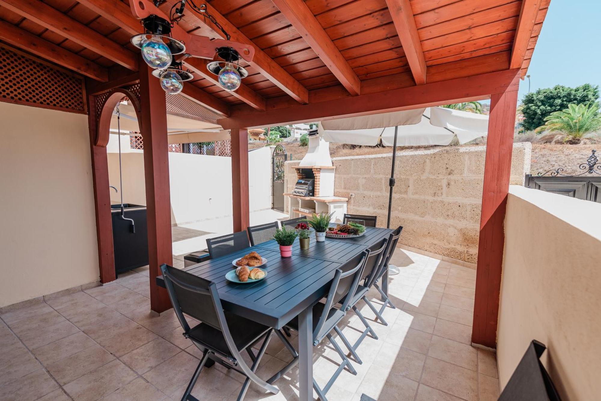 Comfortable 4-Bedroom Villa With Private Gardens Costa Adeje  Eksteriør billede