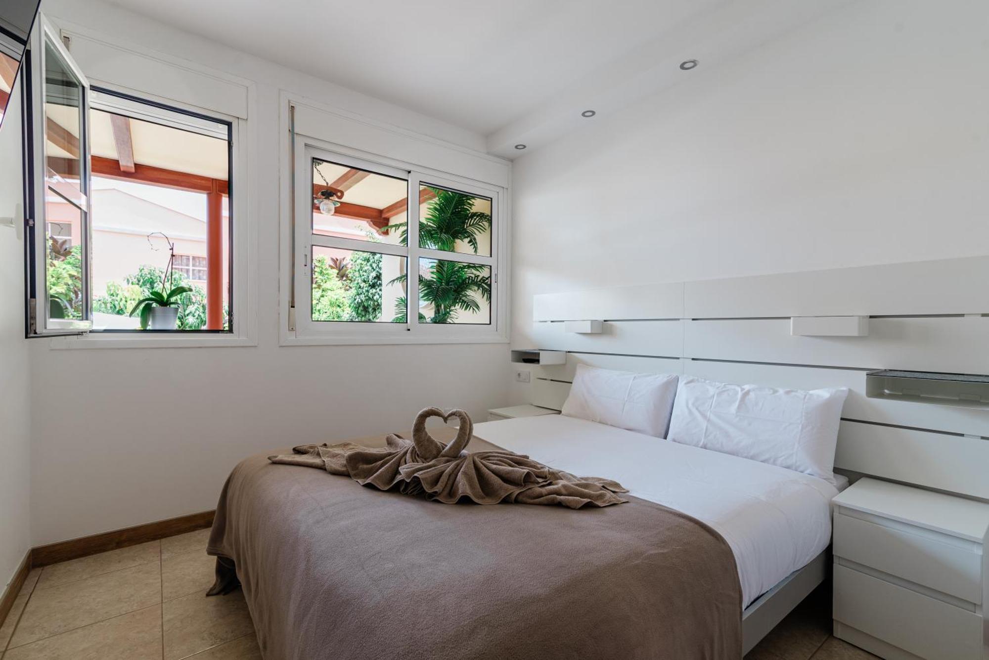 Comfortable 4-Bedroom Villa With Private Gardens Costa Adeje  Eksteriør billede