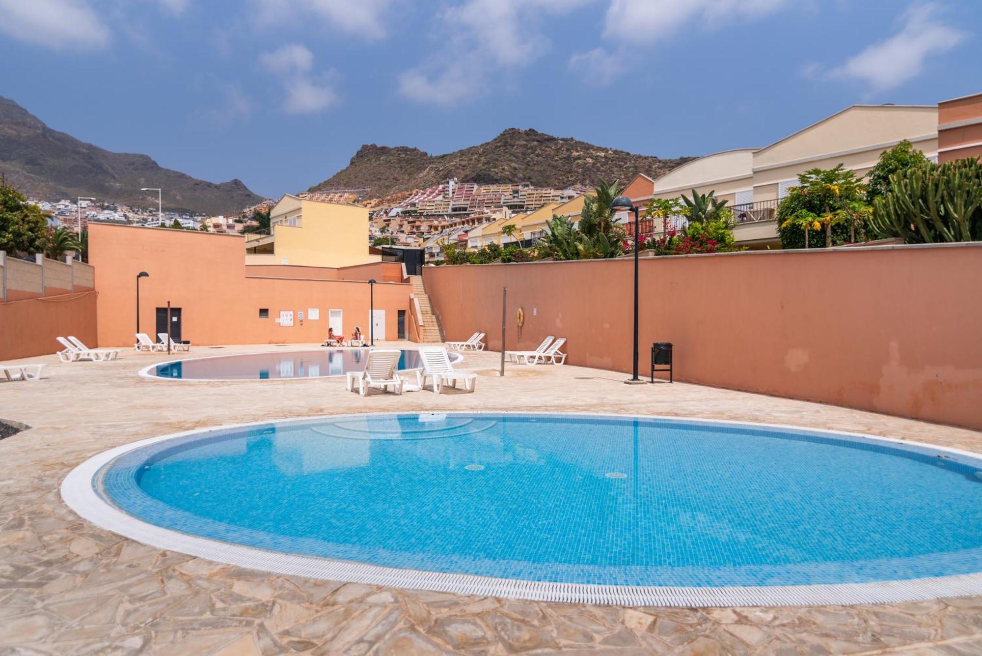 Comfortable 4-Bedroom Villa With Private Gardens Costa Adeje  Eksteriør billede