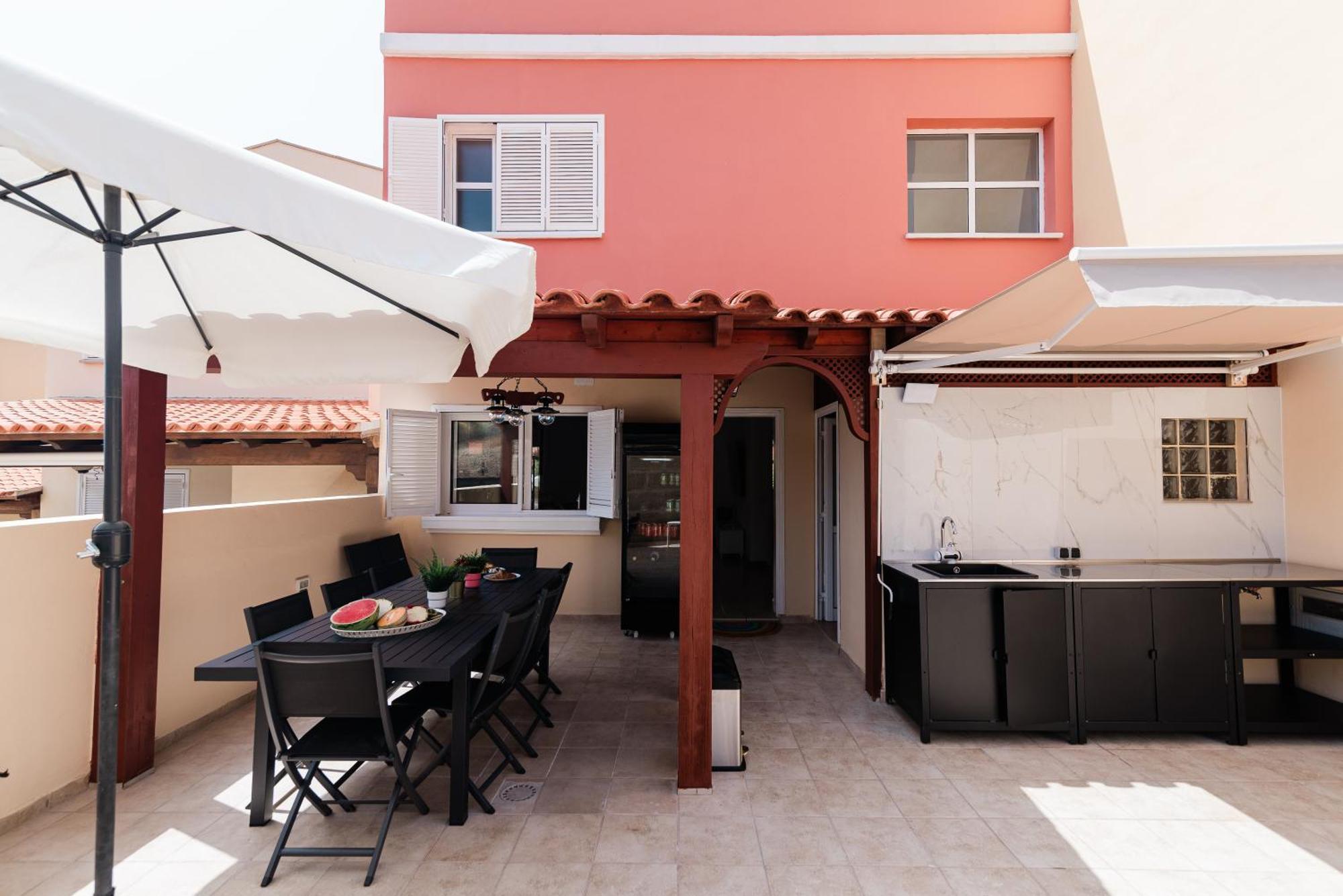Comfortable 4-Bedroom Villa With Private Gardens Costa Adeje  Eksteriør billede
